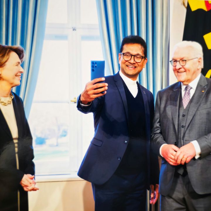 Pfarrer Augustin Parambakathu nutzte den Neujahrsempfang des Bundespräsidenten im Berliner Schloss Bellevue für ein Selfie mit Frank-Walter Steinmeier.