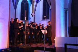 Der Mainaschaffer Chor „Mosaik“ unter der Leitung von Christiane Mauder begleitet das Stück musikalisch im Stil des Neuen Geistlichen Liedes.