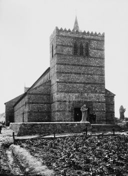 Zur Zeit ihrer Erbauung 1923 stand die Dettinger Kirche noch auf freiem Feld. 