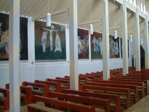 Die Seitenwände der Dettinger Kirche umfängt ein fast drei Meter hoher Fries mit 14 Kreuzwegstationen des Expressionisten Reinhold Ewald.