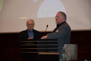 Akademiedirektor Dr. Peter Müller (rechts) dankte Professor em. Dr. Dr. Paul M. Zulehner für seine wichtigen Impulse.