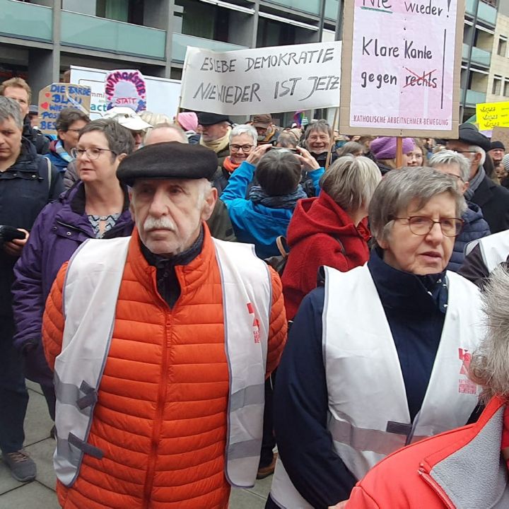 "Klare Kante gegen rechts" haben Mitglieder der Katholischen Arbeitnehmer-Bewegung aus Stadt und Landkreis Aschaffenburg am Samstag, 3. Februar, bei einer Demonstration in Aschaffenburg gezeigt.