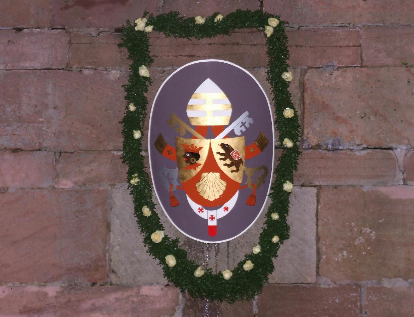 Papstwappen an der Stiftsbasilika