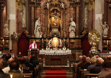 Lichterprozession 11 - Predigt2.jpg